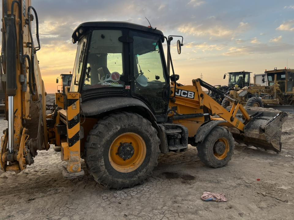 السلام عليكم
JCB 2018
مكينه جاهزه للشغل سعر 475 وبيها مجال 
 0772 841 4431
