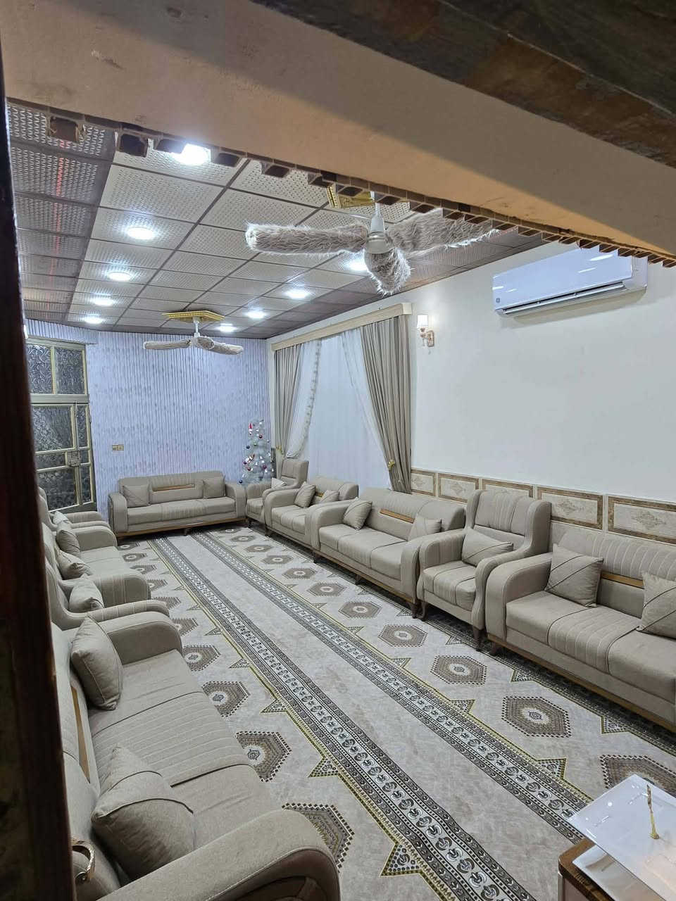 سلام عليكم
🏠
بيت للبيع كامل من كلشي 🔥
ماء + كهرباء  + تبليط بل باب+اناره ليليه + بير عدد 2
العنوان التقيه الثالثه مقابيل ساحة التوديع 🕌
المساحه 200🔸
 ركن 
غرف نوم عدد 4
استقبال 
مطبخ حار وبارد 
صاله عدد 2
صحيات عدد 2 
منور 
كامل من كلشي 
سعر 💸 ↘️
اتصل 
***********
0775 198 6574
