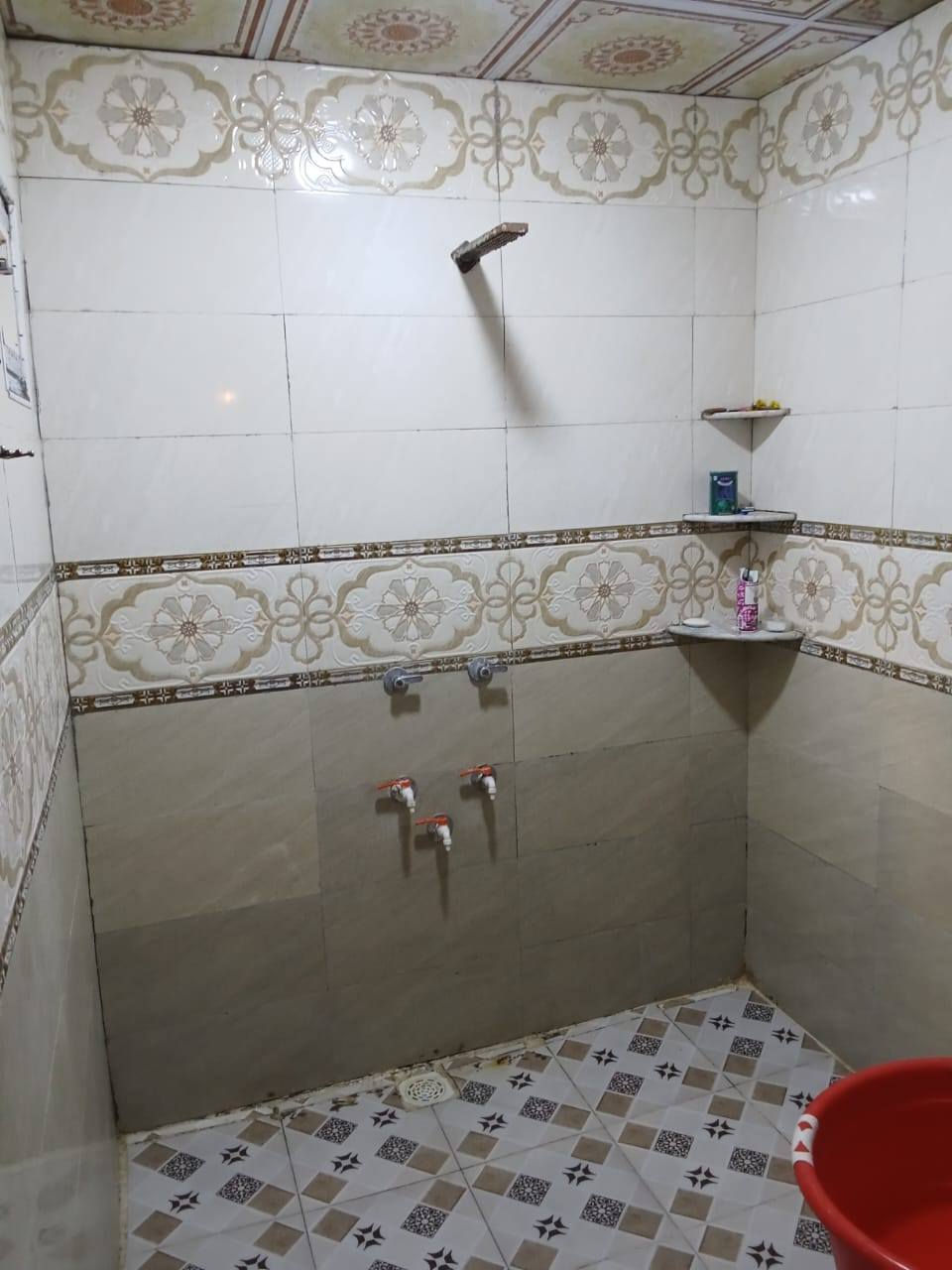 بيت للبيع من صاحب الملك نفسه الشراي احوله اله
 المساحة / 160 متر 
نوع الطابو / ملك صرف
سنة البناء / 2024 البناء بلوك الشلامجة بناء حديث والبيت ركن
طابق واحد
يحتوي على استقبال ومطبخ وصاله وغرفتين نوم وكراج وصحيات داخلية وخارجية
العنوان / البصرة . التنومة . حي الجامعة . نهاية شارع سيد عواد
السعر / 190 مليون وبي مجال
باقي التفاصيل خاص او واتساب فقط 
***********
