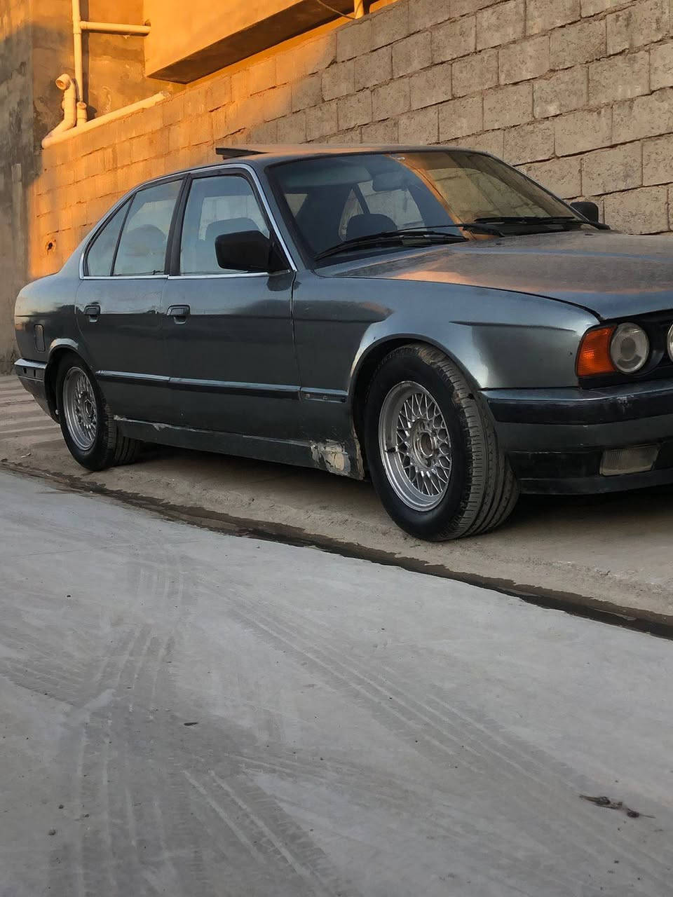 السلام عليكم سياره  520BWM بلاد موديل 92 سياره فول رقم بغداد صدامي شرط وكاله سعر 28 سنويه كرتونيه رقم موبايل واتساب ***********
