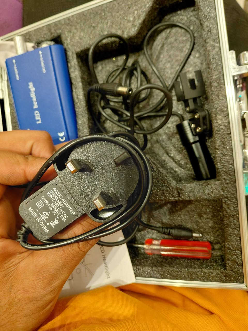 ​للبيع: نظارة مكبرة طبية احترافية مع كشاف LED (جديدة بالحقيبة) 🔍⚡
مناسبة لأطباء الأسنان، الجراحين، وفنيي صيانة الموبايلات والإلكترونيات الدقيقة.
​التكبير: قوة 3.5X ومسافة عمل 420 ملم لرؤية أدق التفاصيل بوضوح.
​الإضاءة: كشاف LED قوي مع بطارية خارجية قابلة للشحن وتحكم بشدة الضوء.
​الحقيبة: تأتي بكامل غراضها وملحقاتها داخل حقيبة ألمنيوم متينة ومبطنة ضد الصدمات.
​الجهاز جديد تماماً ولقطة للشغل النظيف.
السعر: [خاص] 
المكان: بغداد. مدينه الصدر توصيل ماعندي
​للتواصل والمراسلة على الخاص.


**إذا كنت صاحب هذا الإعلان وتريد حذفه لأي سبب، رجاءا أرسل رسالة إلى الدعم الفني**