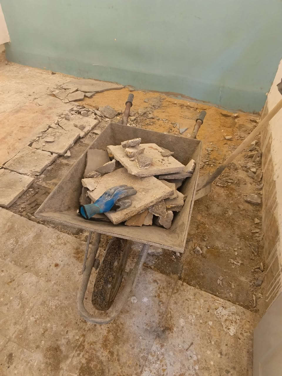 السلام عليكم  ورحمه الله وبركاته
اي شخص يريد تنظيف  بيت تفتيش  كاعيه  الحيطان  يتصل على هذا الرقم ‏‪***********‬‏
