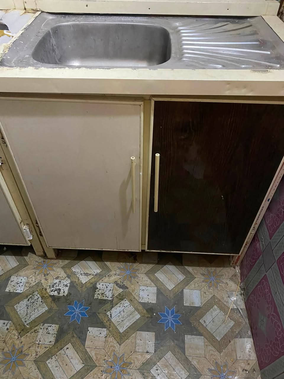 السلام عليكم اغراض للبيع سنك وملحقاته ابو متر تفصال اصلي مابي نقص وطباخ ابو أربعه عيوني حجم كبير فرن وكل الاعيون شغاله مابي نقص وعربانه ام عوجيه نظيفه بدون ضرر وجربايه حديد مكاني بغداد الشعب للشراي اتصل *********** الاسعار مناسبه
