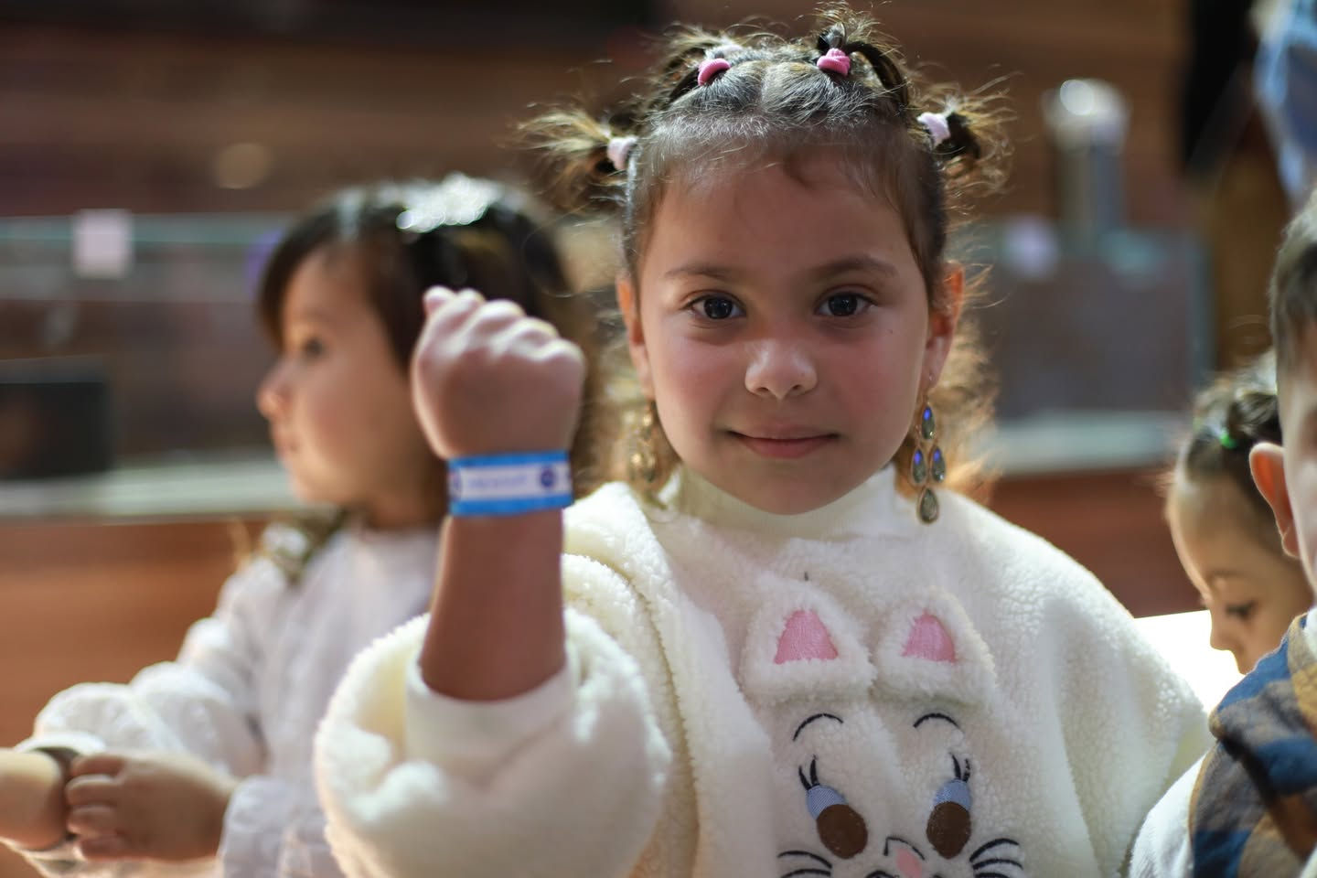 💙 اليوم راح نشرح الكم عن السوار الأزرق
وشنو مميزاته 👇🥰

✨ اسم العرض (يدلل الحلو) ✨
🔹 الفئة العمرية: من فوق 4 سنوات ولغاية 14 سنة
🔹 لون السوار: أزرق
🎁 تذاكر مجانية للطفل لدخول عروض العاب الخفة مع عمو عدنان والدب ماشا ( ⏱️مدة العرض 20 دقيقة )

💰 سعر العرض للطفل الواحد:
👉 20,000 دينار فقط
💰 سعر الباقة للطفلين :
👉 30,000 دينار فقط يعني الباقة للطفل الواحد 15.000 الف 

🎁 شنو يشمل العرض:
1️⃣ تذكرة دخول الطفل + تذاكر دخول الأب + الأم + شخصين بالغين 2
2️⃣ 🎉 هدية عملة  ( 10 ميزوا  ) للطفل الواحد 
3️⃣ 💼 كارت شحن يحتوي على 10 مهن تعليمية من اختيار الطفل 
  ⏱️ مدة كل مهنة من 10 إلى 15 دقيقة .
4️⃣ 🎮 دخول قاعة الألعاب الإلكترونية بعملة الميزوا
5️⃣ 🥽 دخول قاعة الواقع الافتراضي VR بعملة الميزوا
6️⃣ 🧗‍♂️ صعود جدار التسلق بعملة الميزوا
7️⃣ 🎬 دخول الطفل مجاني لعروض الأفلام السينمائية القصيرة
8️⃣ 🎬 دخول الأهل مجاني لعروض الأفلام السينمائية القصيرة

💡 شلون يحصل الطفل على الميزوا؟
يحصل الطفل على عملة الميزوا كمكافأة عند دخوله كل مهنة تعليمية 👏
(يتعلم + يستمتع + يكافَأ)

⚠️ ملاحظة:
✔️ توجد خصومات خاصة عند دخول أكثر من طفل
📍 هذا العرض حصري لفرع شارع فلسطين فقط
⏱️ الوقت بالمدينة مفتوح .
🎉 هدايا و مفاجأت يومية 

نستقبلكم بكل حب وود يوميا 
⏰ الفرع الأول: من 9 صباحاً – 10:30 مساءً
⏰ الفرع الثاني: من 12 ظهراً – 10:30 مساءً
 
نستقبل السفرات المدرسية من الساعة من 9 صباحاً – 1:00 ظهراً
نستقبل الكروبات السياحية طوال الاسبوح والوقت مفتوح 

موقعنا: الفرع الاول
 📍بغداد / شارع فلسطين / مجاور مول النخيل و مقابل وزارة النفط
موقعنا: الفرع الثاني 
 📍بغداد / شارع اكد  / داخل المدينة مول الطابق الثاني 
📞 للتواصل والاستفسار: راسلونا عبر الصفحة
او اتصلوا بالارقام أدناه  واتساب 👇
▪️ 0771 466 5555
▪️ 0781 466 5555
▪️ 0772 912 0601
▪️ 0774 022 6060

#مدينة_حلم_الاطفال
#حفلة_تخرج
#بغداد
