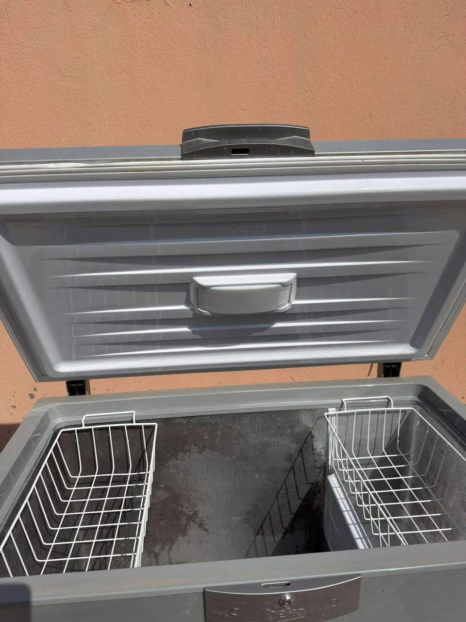 مجمدة عاطلة للبيع حجم كبير وجديدة أبيع عاطلة *********** بي واتساب
