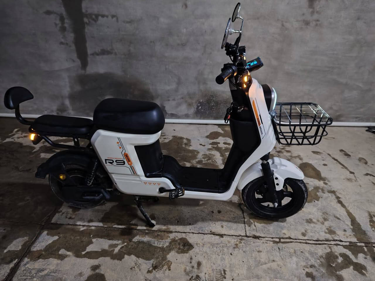 سلام عليكم دراجه شحن R9 بطاريه 5 موديل 2025 فول مواصفات صارلي شهر ماخذهه صفر سعر 475 بي مجال رقم تليفون***********
