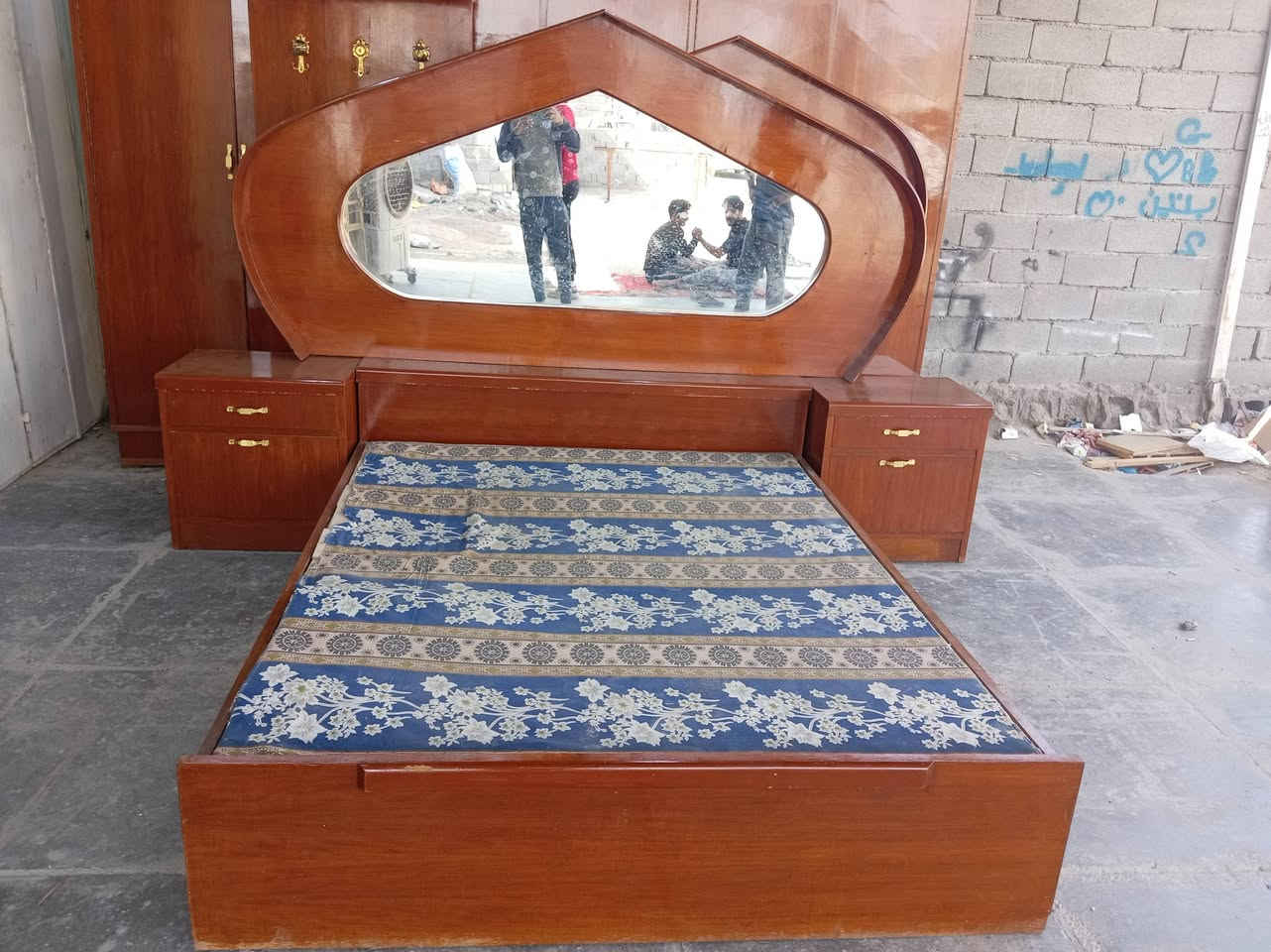 السلام عليكم غرفه ام 6 صاج داخل خارج مقطع من الداخل لسعر 425 غرفه كامله اي نقص مابيهه اكو خدمه توصيل بكروه رقم الهاتف ***********
