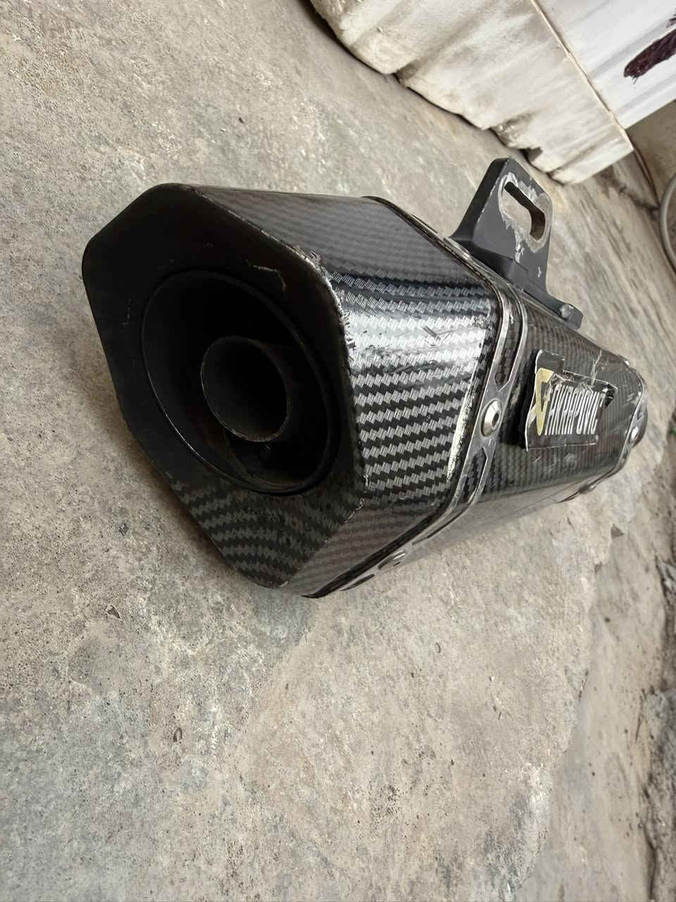 سلام عليكم صلنصه كربون فايبر مال بطح ترهم عل كل النواع و خوذه اصليه جديده للبيع كلشي وبسعره هذا رقمي ***********
