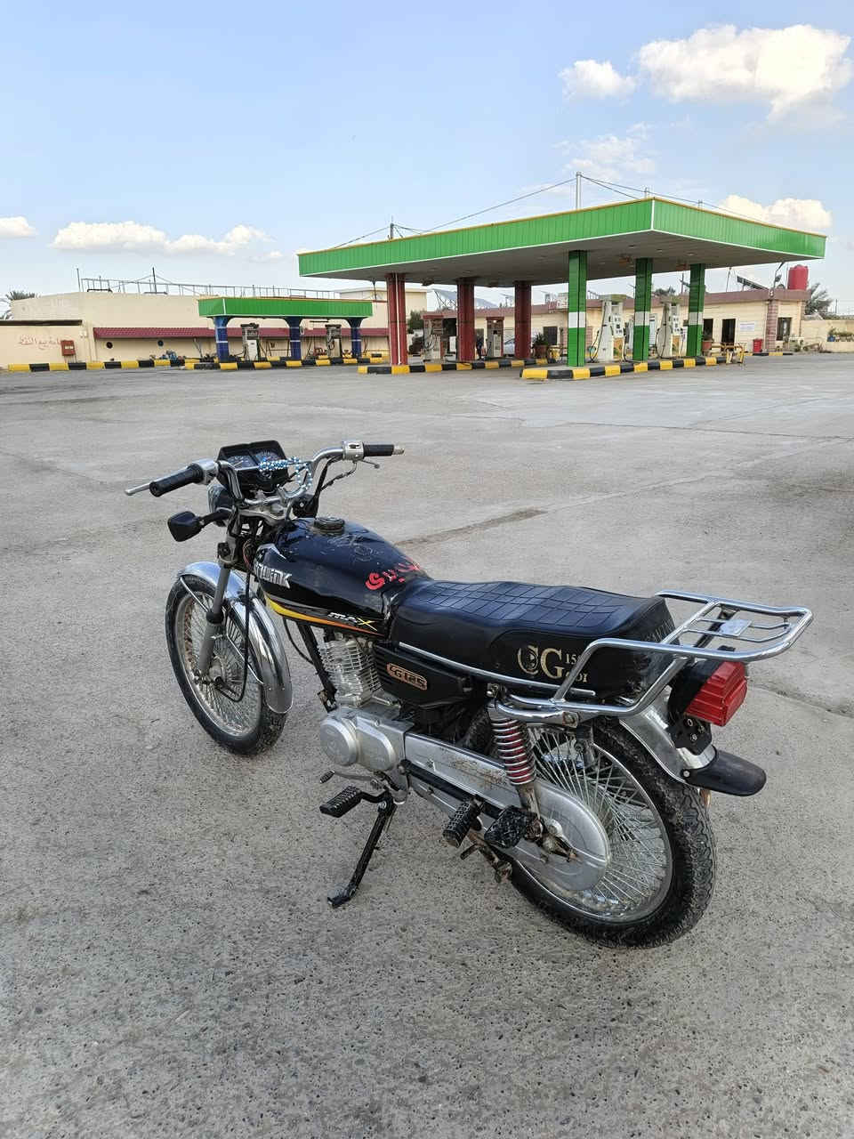 السلام عليكم دراجه تايكر 23  اوراق كامله محرك خير من الله شلعه معدل فول بيه نواقص بسيطه  السعر 450 وبيه مجال حك الجيه   مكاني بعقوبه ناحيه كنعان اي استفسار ع الرقم ***********
