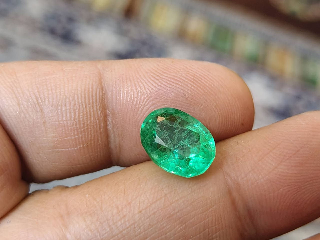 زمرد كولمبي طبيعي حرر الحجم سانتيم و3 ملم حجم راقي لون رؤعه السعر 65 الف للطلب ***********
