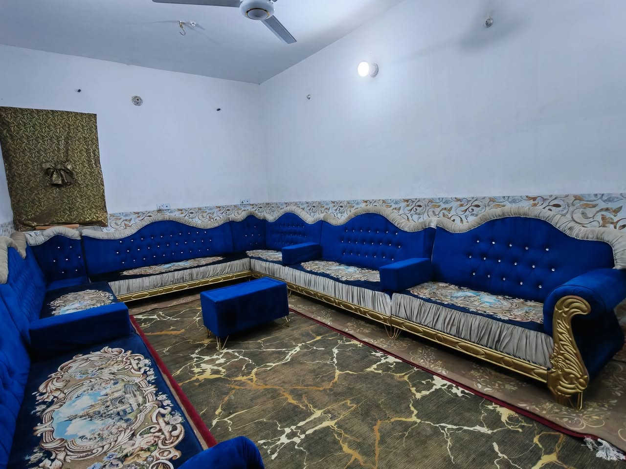 ديوان ملكي تسكام درجه اولى22 مقعد حيل نضيف أخو الجديد مابي اي ضرر السعر650  العنوان كربلاء بدايه الأمن الداخلي يوجد توصيل داخل كربلاء ***********
