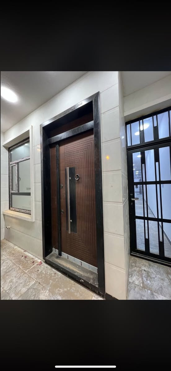 مشتمل للايجار
يا الله
دار حديث للايجار في منطقة الشعب حي التجار مقابل كلية الامام الكاظم ع
مساحة ١٠٠ متر
مدخلين يحتوي على ٤ غرف نوم وخدمات ٣
وصالة خطار ومطبخ ومنور
الايجار ٩٠٠ قفل
البيت حديث
للاستفسار/ مكتب ارض الخيرآت 
*********** حسن العقابي
