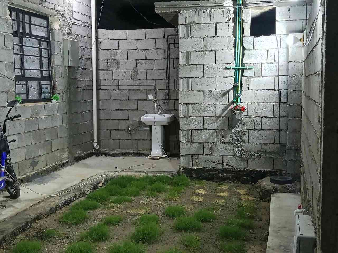 السلام عليكم بيت للبيع تجاوز مساحه ٢٠٠م بناء🏫 جديد الحي العسكري الاولى قرب مستشفى هيت الجديد شارع ١٠م موقع ممتاز يحتوي على ٢ غرفه نوم.... صاله.... استقبال..... مطبخ... صحيات خارجيه وداخليه رقم الهاتف ***********السعر المطلوب ٥٥مليون قابل للتفاوض
