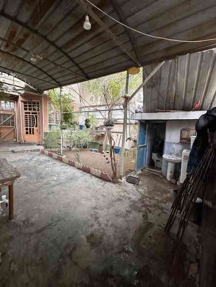 السلام عليكم  بيت 100متر وتشجير 50 متر حديقه وكراج وصحيات زراعي سند 25 الشعب حي الجزائر قرب روضه البنفسج يحتوي على الطابق الاول غرفه نوم مطبخ صاله صحيات استقبال  والطابق الثاني ثلاث غرف نوم وصاله وصحيات  للاستفسار الاتصال ***********
