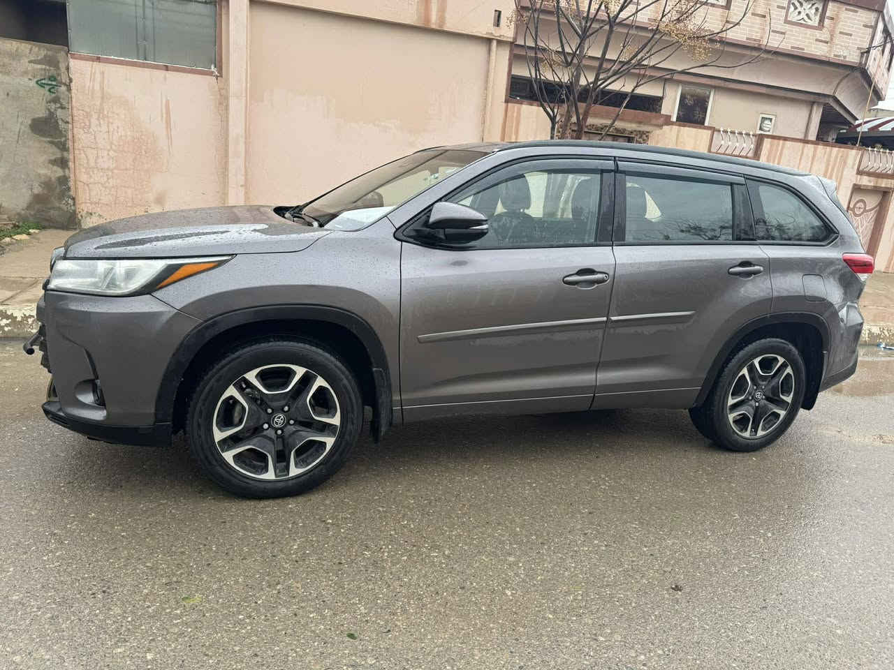 تويوتا هايلاندر 2019 ليمتد (Limited) وارد أمريكي... ٦٩ ميل ماشيه
سيارة بإسمي السنوية جديدة لغاية ٢٠٢٧
 (فول مواصفات 6 سلندر)  بمحرك V6 سعة 3.5 لتر بقوة عالية،  بمواصفات رفاهية وأمان متكاملة مثل كشنات جلد، تدفئة وتبريد مقاعد، نظام ترفيهي بشاشة كبيرة، فتحة سقف، ، رادار أمامي وخلفي، تحديد مسار، نقطة عمياء، صندوق كهربائي، وكاميرا خلفية، بالإضافة إلى بصمة تشغيل وبصمة أبواب،  
نظام دفع رباعي،
كشنات جلدية 
تدفئة وتبريد للمقاعد  
تحكم كهربائي بالمقاعد.
نظام تكييف ثلاثي المناطق (أمامي، خلفي، منفصل).
فتحة سقف 
شاشة ملاحة كبيرة ونظام ترفيهي متطور (قد يكون JBL).

نظام رادار أمامي (تحذير من الاصطدام وتثبيت المسار).
نظام مراقبة النقاط العمياء 
نظام تحذير حركة المرور الخلفية 
كاميرا خلفية.
نظام مانع انغلاق المكابح (ABS) 
صندوق خلفي كهربائي (Automatic Tailgate).
ستائر خلفية (Brades).
إضاءة LED. عنوان موصل للاستفسار *********** /***********
