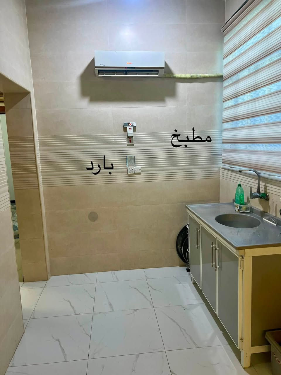 السلام عليكم بيت للبيع ب صياغ قرب حسينية  الباقيات الصالحات المساحه 100متر البناء مسلح طابوك مكون ألبيت من غرف صاله استقبال مطبخ حار وبارد صحيات خارجيه وداخليه وطارمه فول مواصفات خدامات ماي كهرباء شارع تبليط ارصفه للاستفسار رقم الهاتف ***********
