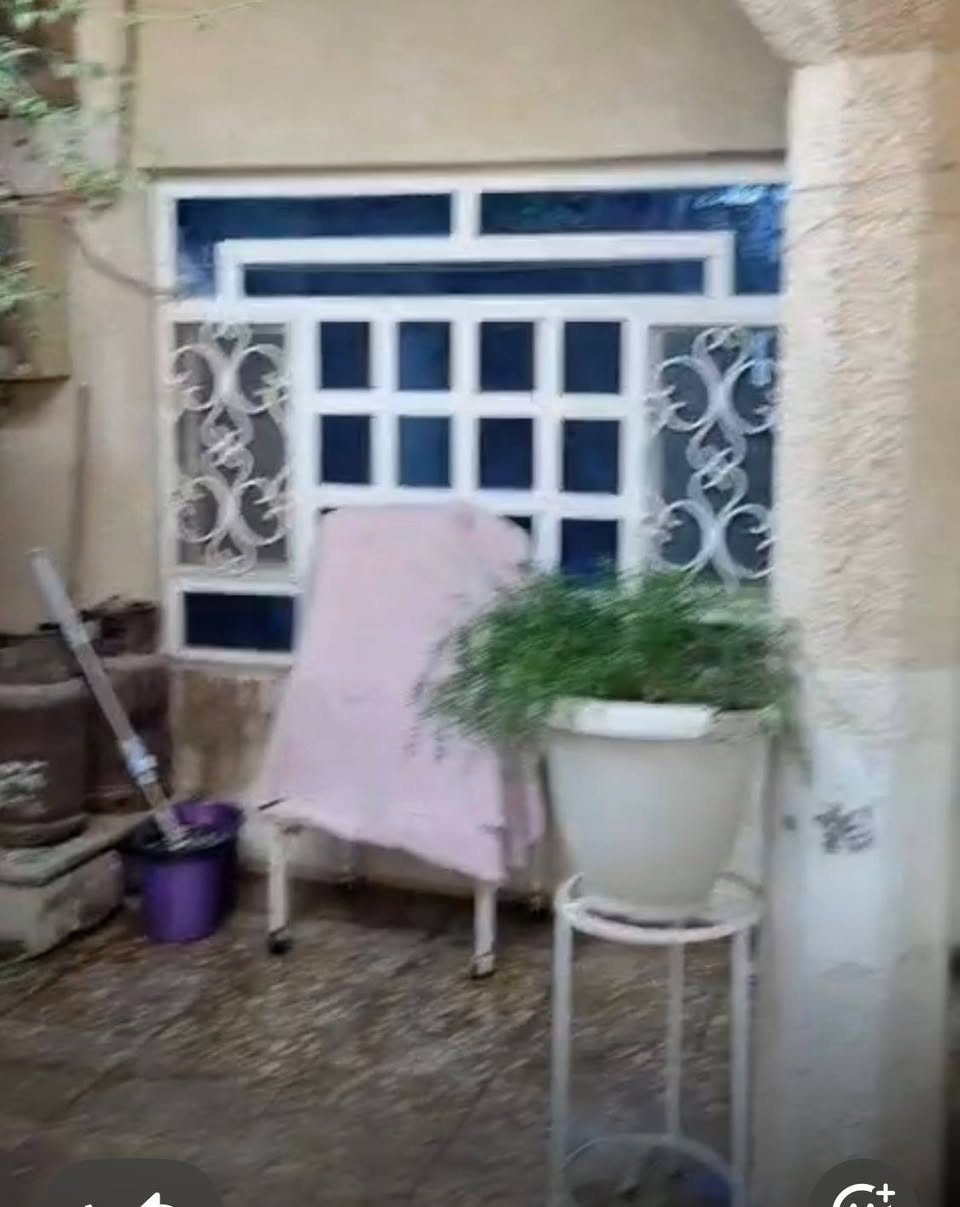 السلام عليكم
بيت للبيع طابوا مساحته 200م طابقين يحتوي على 4غرف نوم 
مع كراج للسياره وحديقه عدد 2
صحيات عدد 2
في ابو غريب منطقه الشهداء 
هاتف للتواصل *********** بغداد, العراق
