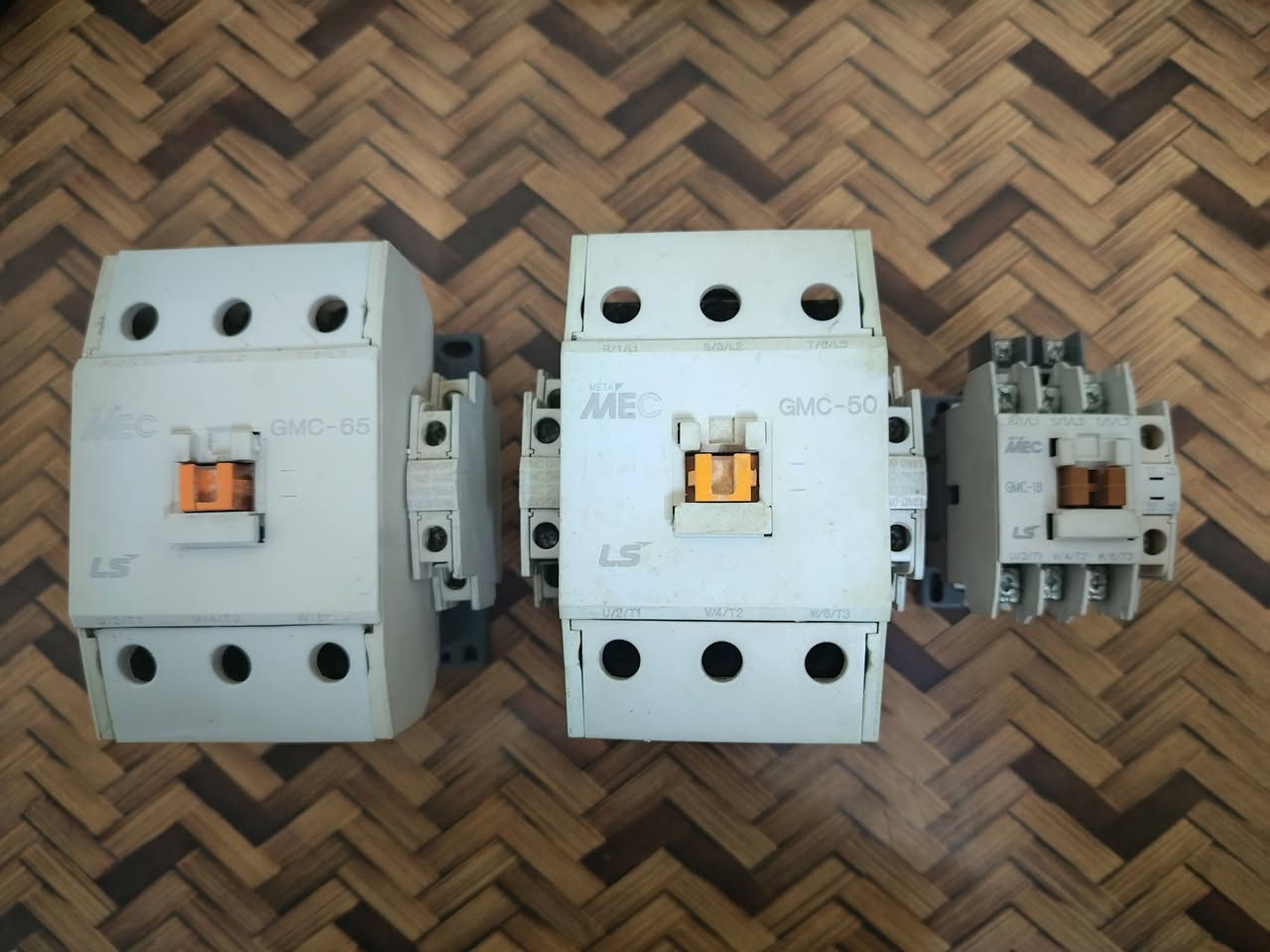 كونتاكترات ماركة LS كوري اصلي حجم 65- 50 - 18 امبير السعر 80 الف مفحوص وشغالات
قاطع دورة 40 امبير أمريكي ماركة كاتلر همر 30الف 
مجموعة ريلايات مع القواعد وتايمرات 30 الف مفحوص وشغال

مجموعة جوزات 20 الف

سيارات كهرباء 20 الف

جميع الأغراض مفحوصة وشغالة


**إذا كنت صاحب هذا الإعلان وتريد حذفه لأي سبب، رجاءا أرسل رسالة إلى الدعم الفني**