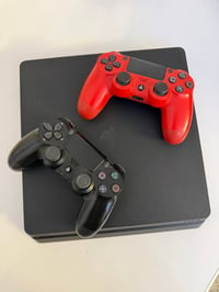 للبيع   Ps4 slim 500GB يديتين اصليات   واربع اقراص   حساب امريكي   كيب...