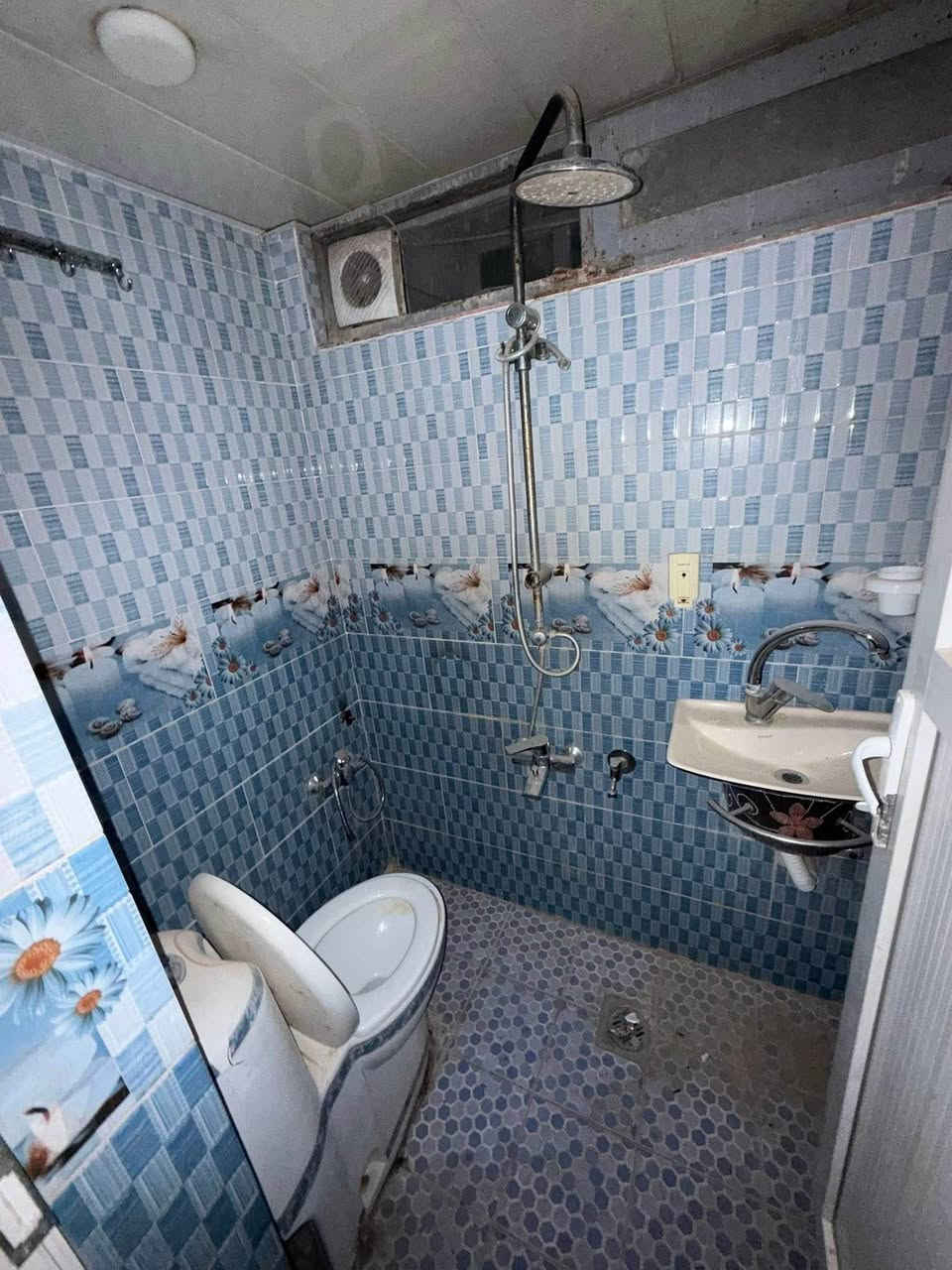 هذا البيت لرهان او الايجار 
٢٠٠متر بحي العداله خلف شارع الجنسيه 
طابق واحد ٢غرف نوم 
جداً نضيف 

للاستفسار مراجعة مكتب الدر او إلاتصال 
*********** 
يتوفر واتساب النجف, العراق
