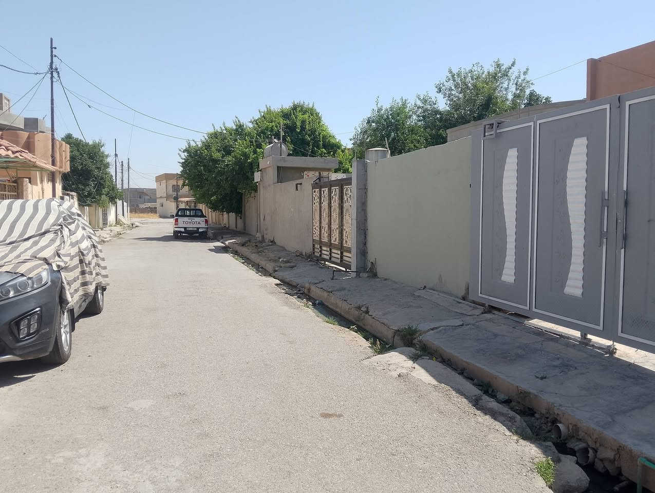 السلام عليكم ورحمة الله 
للبيع  بيت ثلث غرف وهول ومطبخ  ستقبال المساحه, 300
الموقع القيارة حي الشهداء قرب ملعب احمد الحجي 
هم يرهم مراوس اذا مكان زين  وبيت زين  للتواصل ***********

