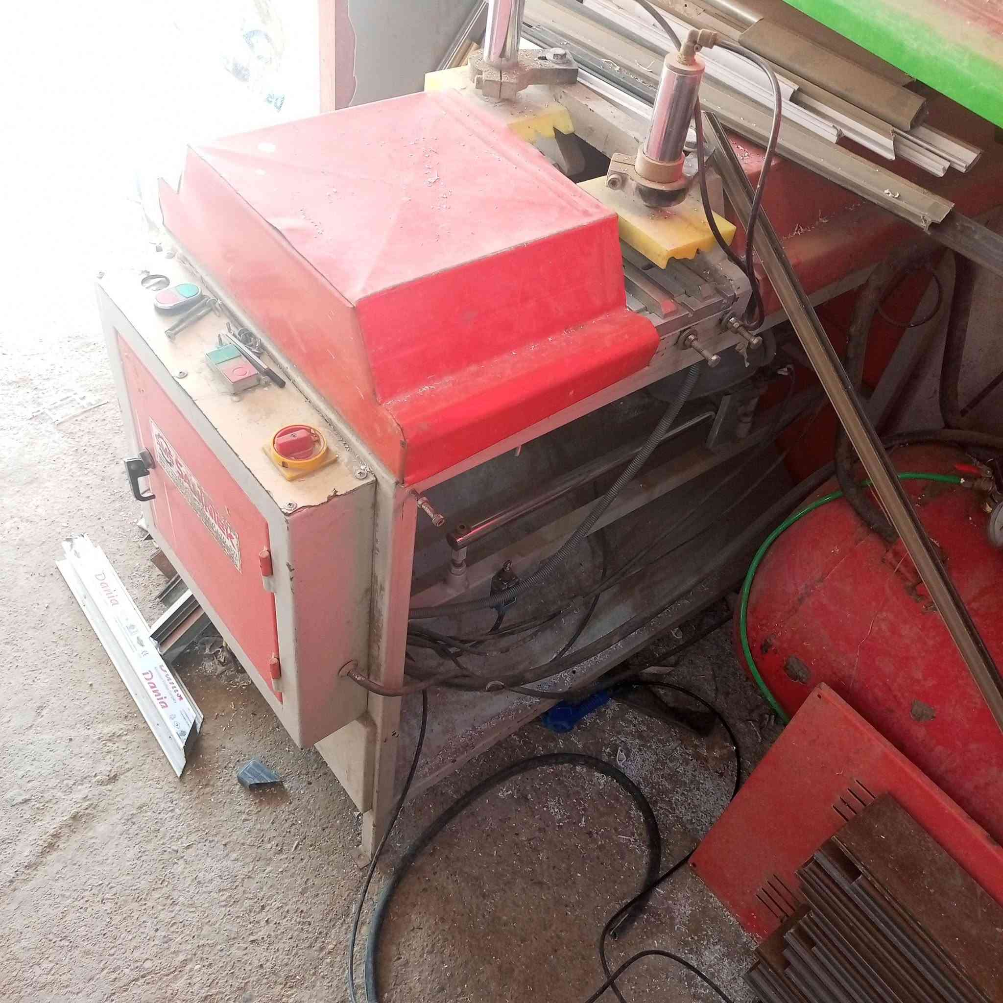 مكينتين ماسكه ساوين ومكينه تي جاهزات ثري فيز شرط الشغل مع كتر يلمز شغال للبيع واسط ***********
سعر12ورقه وبيهن مجال
