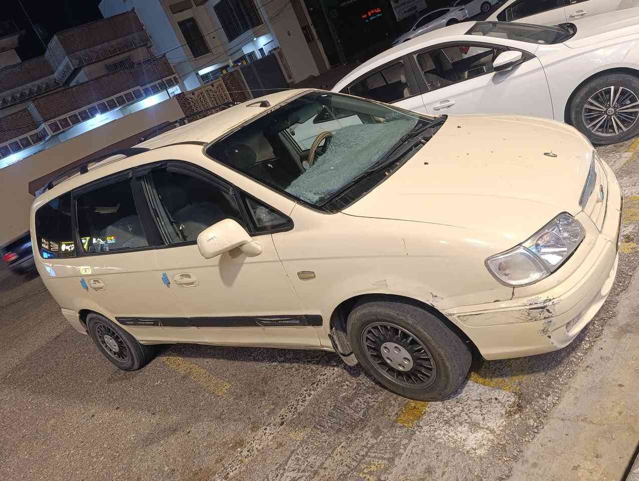 السلام عليكم سياره هونداي تراجيت موديل 2006 المكينه 6 سلندر 2و700 تبريد كهربائية شغاله كير جديد محرك بلاد كارتون دبل مروحه وراديتر 7راكب ونضف من الصوره السياره دواخل كارتون 
ماعده دحجه خفيفه بجاملغ الامامي السعر 58 وبيه مجال حك الجيه للاستفسار الاتصال على الرقم.     او وتساب ‏‪
‏‪***********‬‏
