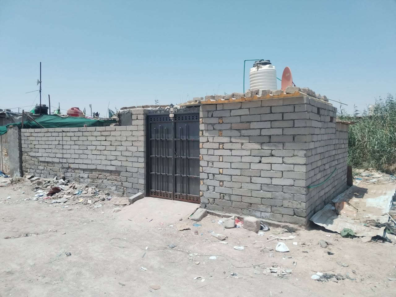 سلام عليكم بيت تجاوز للبيع  او مراوس مكان ناصريه خلف المعوقين مساحه ازيد من 100 مربع بي وصل الستفسار ع الرقم ***********
