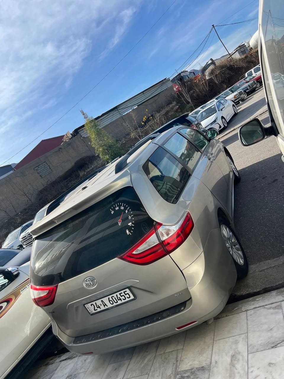 تويوتا سيينا 2016
مكينه V6. 3,5 
كير ومحرك بشرط 
سياره مال بيت  يعني بدون مصرف 
دينار مصرف مابيها 

سلايت 
كشنات جلد تدفئه 
كشنات كهربائيه 
بيبان كهربائية 
نقط عمياء 
تلفزون خلفي 
كشنات VIP 
كير سبورت 
الجامات الخلفيه الاخيره كهرباء

جاملغ وباب  سائق 
صبغ بدون دواخل وارباك 
وتعديل باب الخلفي نفر 

مكان السياره دهوك 
السعر 207$ 

***********
