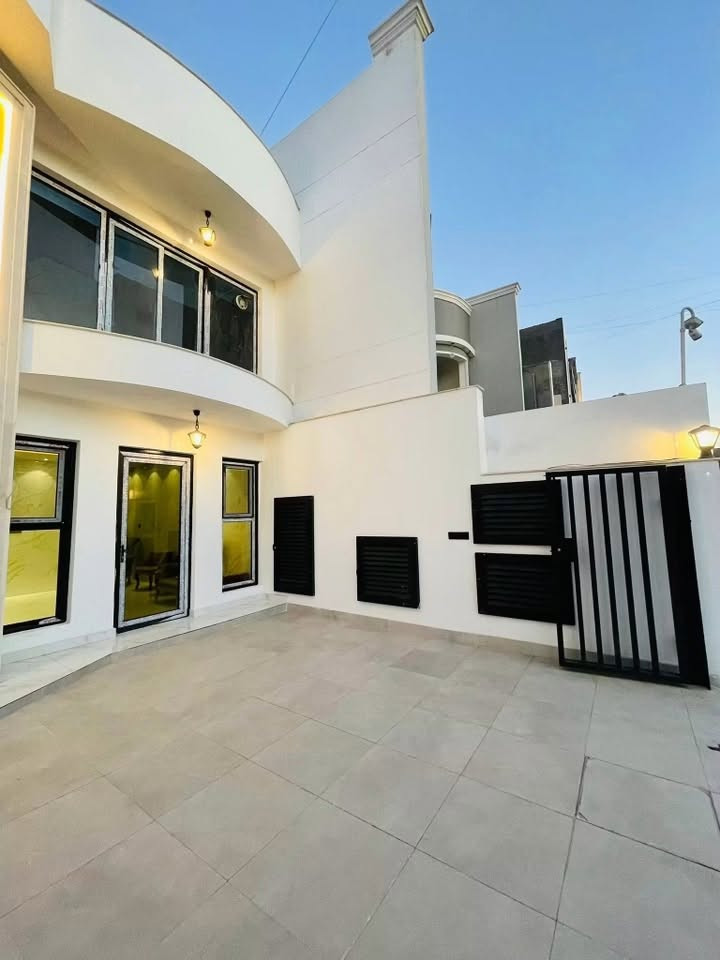 ⭕️ منزل أنيق بتصميم راقٍ  #للإيجار 🏡 

فرصة رائعة للباحثين عن الرفاهية والراحة !

المساحة : ٣٥٠م²
الواجهة : ١١.٥٠م 

💎 منزل راقي ومميز بكل التفاصيل !

التفاصيل :
 • 🛋️ ٥ صالات واسعة 
 • 🛏️ ١٢ غرف نوم مريحة (٤ منها سويتات فاخرة)
 • 🚿 ٨ حمامات و٥ مناور 
 • ❄️ مجهز ١٨ سبلت و كاونترين 
 • 🌿 حديقة صغيرة ومكان للاستمتاع
 • 🎛️ نظام كاميرات وانترنت مخفي 

🔺ملاحظة : المنزل مفصول الأرضي عن الأول  
الطابق الأول يحتوي ع شقتين 

📍الموقع : اليرموك محلة ٦١٢ سايدين النونيم 
اقرب نقطة دالة : جامع الشواف وجامعة الناجي 🏪

📞 للاستفسار :
***********

📍 زرونا في موقعنا :
بغداد – القادسية
شارع الخدمي / مقابل جامع ام الطبول 🕌

🏢 العقاري نمر الجبوري 
✨ نستقبل عقاراتكم للبيع أو الإيجار 

#_تسويق_عقاري_احترافي
#عقارات #بغداد #للبيع #للايجار 
#اليرموك
#الداوودي
#القادسية
#الاميرات
#الحارثية
