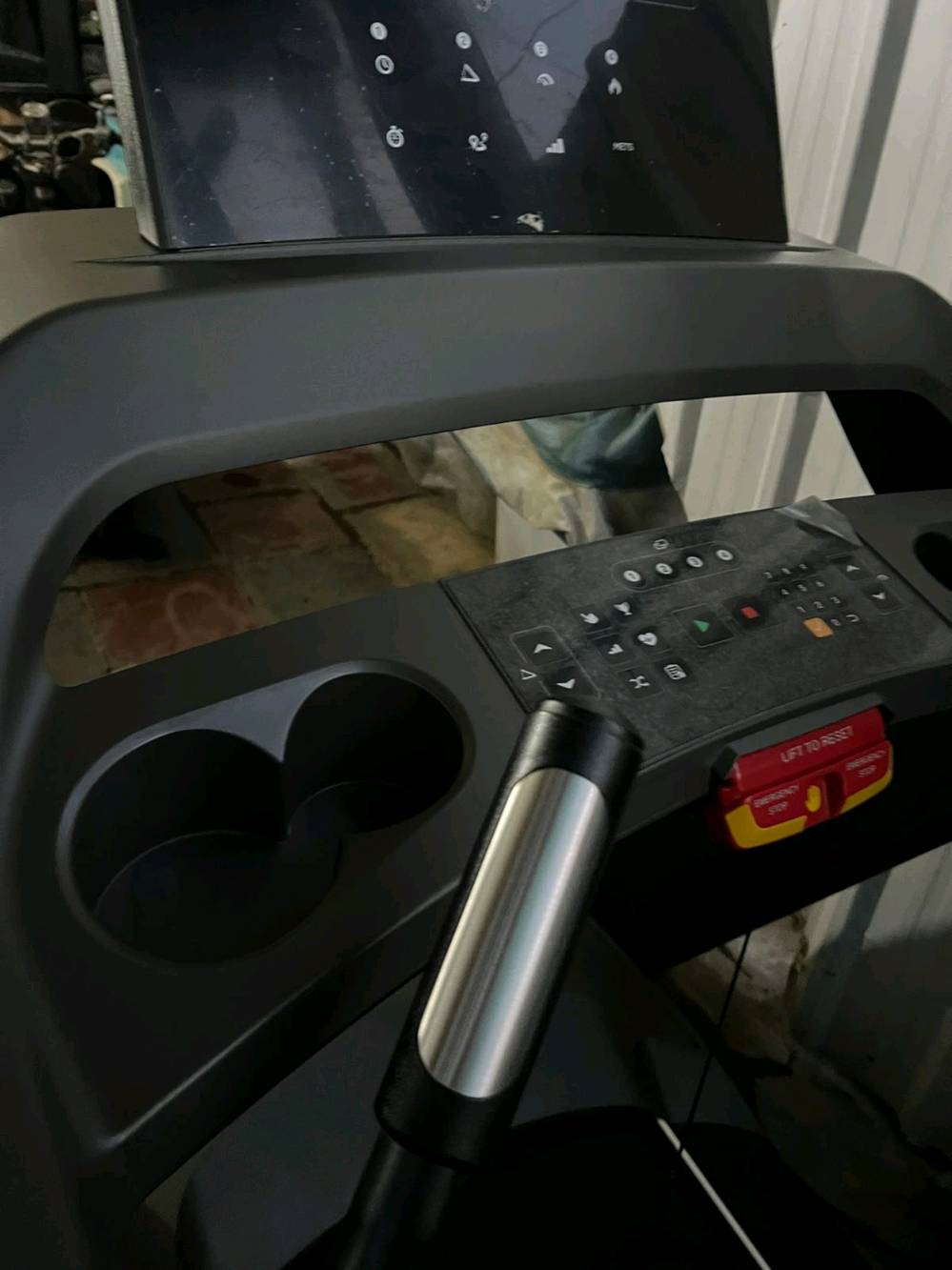  جهاز ركض (treadmill) من علامة "Vision Fitness". 
العلامة التجارية: الجهاز يحمل علامة "Vision Fitness" التجارية. 
الميزات: أجهزة المشي من Vision Fitness مصممة لتكون قوية ومتينة، وتوفر سطح جري واسع ونظام توسيد مريح لحماية المفاصل أثناء التمرين. 
الأداء: تتميز بمحركات قوية توفر أداءً ثابتًا ومستمرًا لمختلف مستويات التمارين، من المشي الخفيف إلى الجري المكثف. 
الاستخدام: يمكن استخدامها في المنازل أو المرافق التجارية، وتأتي غالبًا مع شاشات عرض واضحة لتتبع مقاييس التمرين مثل السرعة والمسافة والسعرات الحرارية. 
علما ان سعره في الشركه 35 ورقه 
الموقع شارع فلسطين