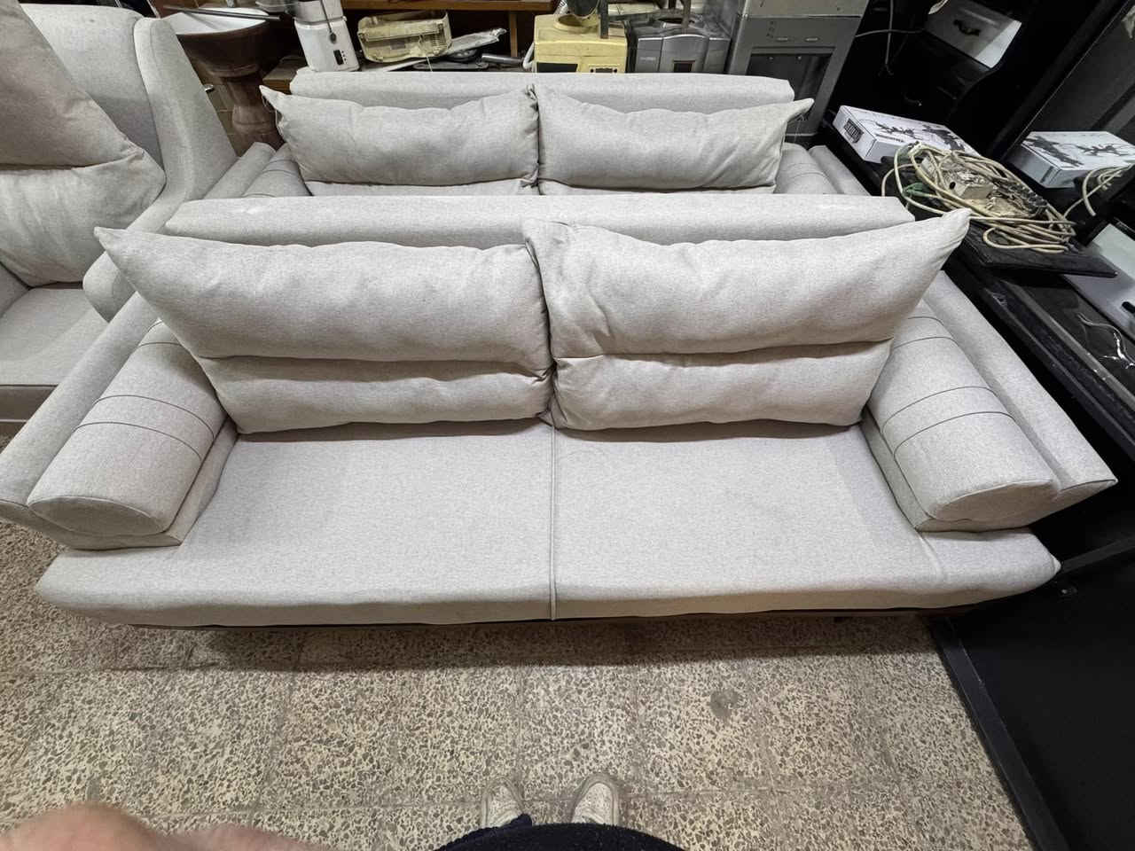 تخم تركي 8 مقاعد نضيف اخو الجديد
قطعتين ثلاث مقاعد + قطعتين واحد مقعد 
السعر 300 فقط 
العنوان الغزاليه مدخل شارع البداله مجاور للكوخ مقايل مريم ستايل 
للاستفسار ***********
