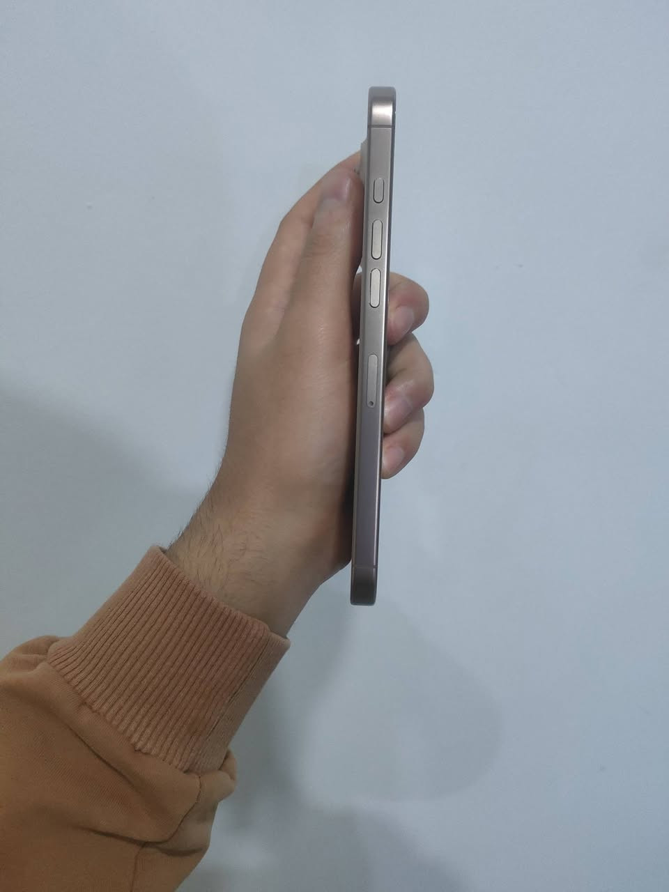 السلام عليكم للبيع ايفون 16 pro max لون ذهبي جداً نضيف ذاكرة 256 دبل سيم كامل ملحقات  بطارية 92 مكان اربيل السعر مليون و350   للاسفسار ***********
