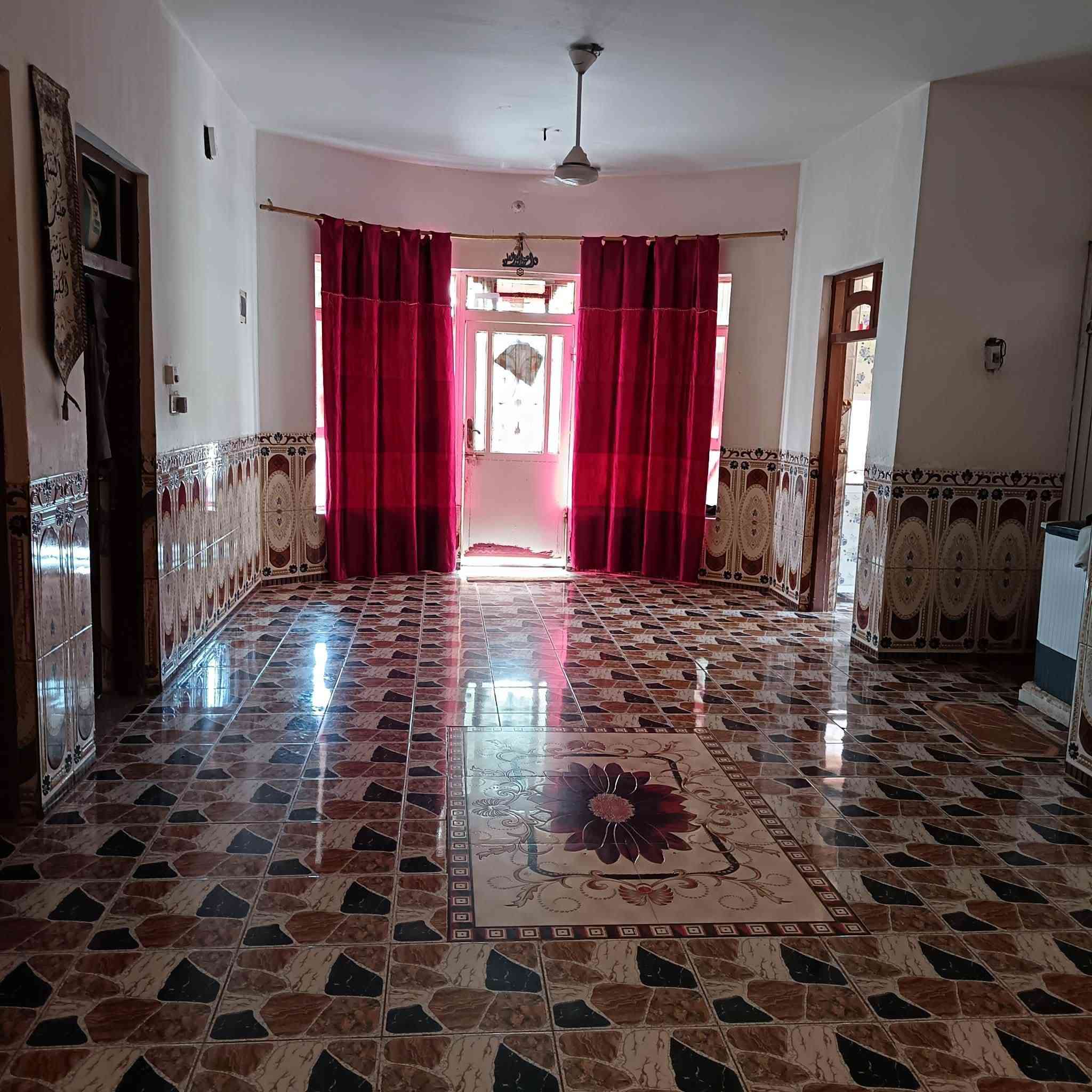 بيت للبيع مساحة 300 طابوه صرف بناء حديث غرفتين هول صاله مطبخ صحيات داخليه وخارجيه طرمه جبيره بناء طابوك سقف صب البيت ركن  عنوان حريه وره مستشفئ قرب حسينيه السجاديه  سعر    135وبي مجال  ***********
