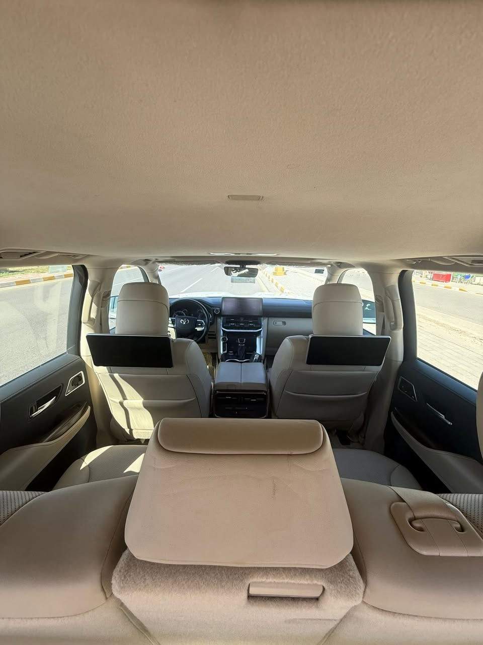 السلام عليكم للبيع لاندكروز موديل22 تكمه  وسنويه ساز أم ضمان  رقم اربيل تحويل ثاني يوم  بيهه جاملغ الخلفي بي بارد  بدون دواخل
محرك سيارة 3500 توين تيربو 
فول موصفات 1/1
بصمه تشغيل 
بصمه أبواب لمس  
فتحه سلايت
كشنات ثنين كهرباء 
كشنات جلد 
8ايرباك 
زراكات 
مري شفط 
شاشات خلفيه 
مطفايه حريق 
جنطه شفط 
سبعه راكب 
ثلاث قطع تبريد 
محرك 3500 توين تيربو 
حساس امامي 
حساس خلفي
 بصمات ثنين 
سبير منازل 
وباقي موصفات ساز معروفه  
سعر (550) وبيهه مجال
الاستفسار اتصل على الرقم ***********
