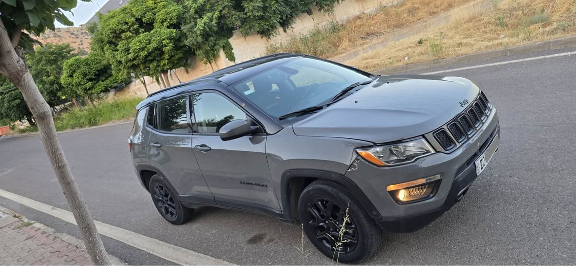 السلام علیکم
 
 jeep compass جێب کۆمپاس 2021
 trailhawk مواصەفات
دەبڵ ئەکسل و دەبڵ گێڕە 
ئەوتۆ ستارت ستۆپ مۆد
تراکشن مۆد 
چوار مۆدی لێخوڕینی هەیە
(auto , snow , sand , mud)
دوو پارچەی بۆیاغە چامرغی سەکن و بستەک دەرگا
زۆر توند و تۆڵە و یەک دینار مەسرەفی نییە بەناوی خۆمە و خۆم ڕەقەمم کردووە یەک دەسته 
انشاللە دەبێتە قسمەتی ئەوەی حەزی لێیەتی نرخی 142 وەڕەقە و معامەلە
*********** كويسينجاك, أربيل
