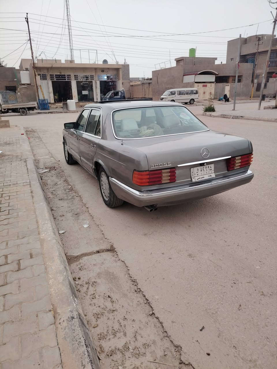 السلام عليكم سياره مارسدس موديل ٨٩ مكفولة كفالة عامة تبريد تدفئة شغال حداديه جديده نقس بس بل اكسنت غرفه جلد ما بيه نواقص  
متواجد رقم *********** سعرها ٤٥
