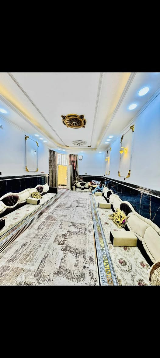 بيت طابو صرف المساحه ١٥٠ متر بمجمع بيتي مقابل مجمع الكرار طابقين ٤ غرف صالتين وستقبال ومطبخ ومنور  وصحيات السعر ١٥٠ بيه مجال للاستفسار ‏‪***********‬‏
