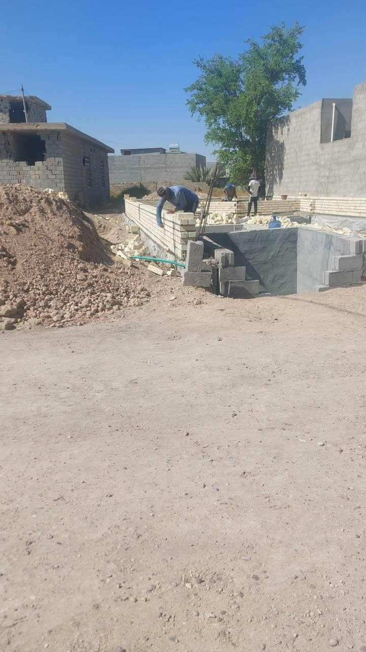 مساحة القطعه ٢٤٠ متر 
البناء ١٥٠ متر
٩٠ متر حديقه جانبيه
البناء يحتوي
١ _ ٢غرفة نوم
٢_٢ مجموعة صحيات داخلية وخارج
٣_٢ منور او ترك 
٤_ ستقبال ضيوف 
٥_ مطبخ مفتوح على بيت كبيرجدآ
المكان الفلوجة المسالمه قرب مدرسة البقيع تبعد عن المدرسة١٠٠ متر  
 للاستفسار ***********
