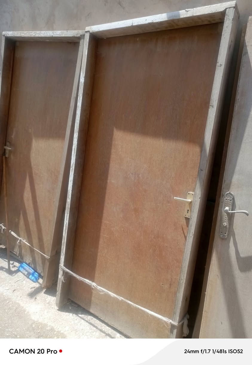 السلام عليكم
باب خشب صاج مع الجرجوبة عدد ٣  مال تفليش وباب كلدور أيضا صاج طلاگتين 
الواحد ب٥٠ 
العنوان واسط العزيزية الكرامة***********
