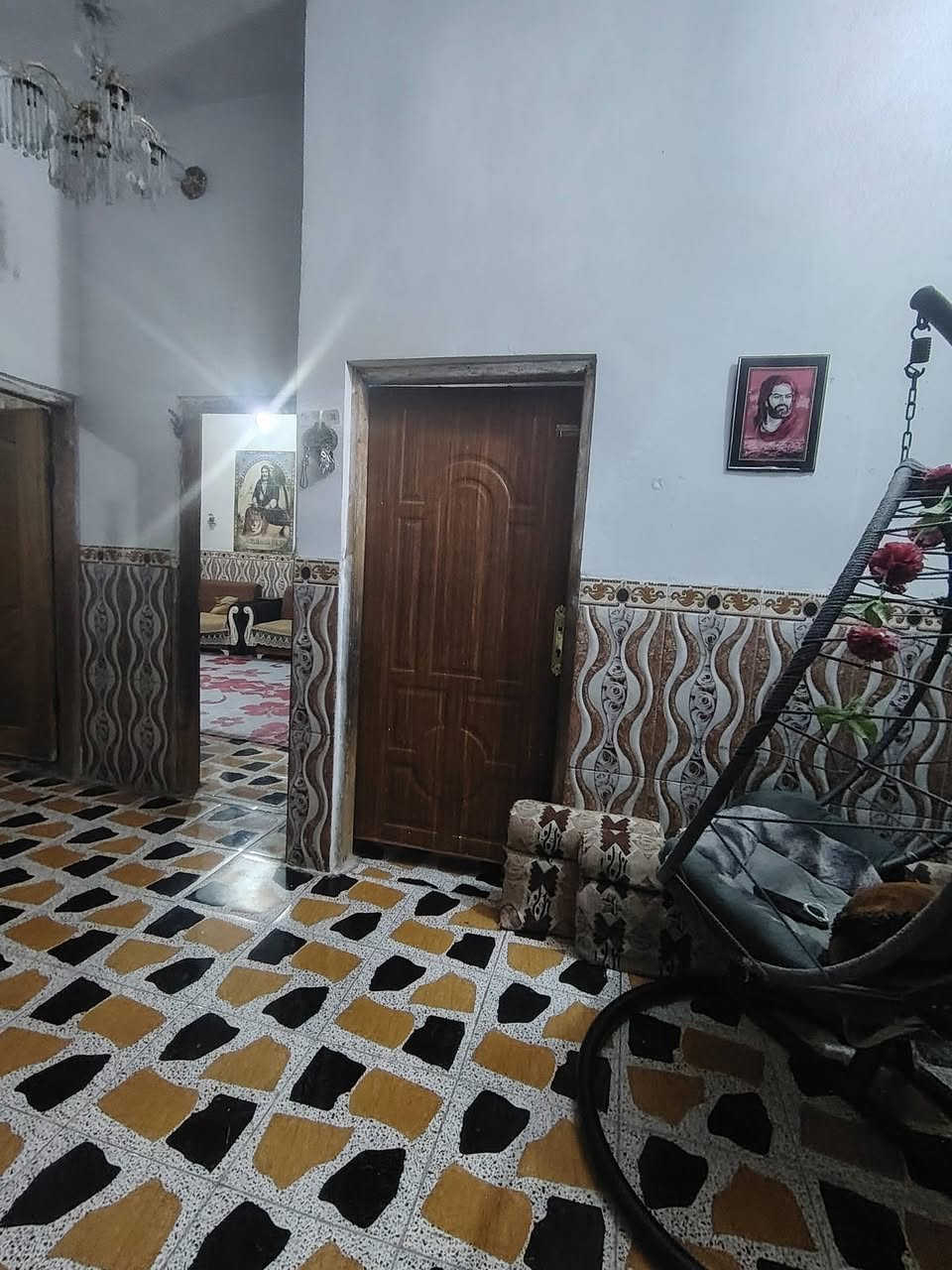 السلام عليكم يوجد دار المساحه 135 متر سند 25 اقرار محكمه كربلاء قنطرة السلام على طريق الزوار يبعد عن الامام كيلو ونص للأستفسار***********
