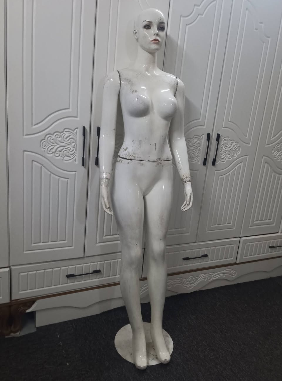 السلام عليكم 
مليكانه باغه النوعيه الاصليه 
تتفصخ تصير اربع قطع مو ثابته يعني براحتك بل النقل او بل التخزين بسهولة تتفصخ وبطريقة العرض عليهه تخبل 
خواتهه ب 100 الف جاي تنباع رايدهه ب 75 الف  تفيد اصحاب المحلات النسائية او الخياطات يعرضن عليهه الدشاديش او الملابس كلش حلوه ونضيفه الي تفيده خلي يتفضل خاص او يتصل عله هذا الرقم  ***********
مكاني كربلاء
