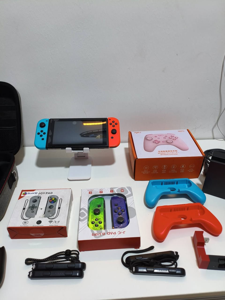 السلام عليكم (للمراوس بستيم ديك)
نتيندو سويتش 
Netindo switch 
الجهاز نظيف كلش ومابي اي مشكلة عالفحص 
مهكر نظامين اونلاين اوفلاين 
الملحقات:
1_رام سان ديسك اصلي 500gb مليان العاب 
2_دوك الاصلي 
3_كيبل hd الاصلي 
4_جوي كون الاصلي 
5_دوك اضافي 
6_جوي كون اضافيات عدد 3
7_جويستك pxn عالية الجودة
8_جنطة 
9_حافظة+كفر 
10_قبظات جوي كون عدد6 
11_شاحنة جوي كون 

اخوان الجهاز للمراوس بستيم ديك حتى لو ذاكرته 64 
يوجد توصيل لكل محافظات العراق 
***********
