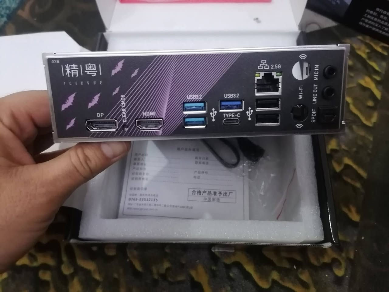 مذر بورد  JGINYUE B650i Night Devil، وهي لوحة أم اقتصادية من نوع Mini-ITX مصممة لمنصة AMD AM5. تُعد هذه اللوحة خياراً منخفض التكلفة لبناء أجهزة كمبيوتر صغيرة الحجم (SFF) وتدعم أحدث معالجات سلسلة Ryzen..
المواصفات الرئيسية

المقبس (Socket): تدعم معالجات AMD AM5 (سلاسل Ryzen 7000، 8000، و9000).

الذاكرة: تدعم ذواكر DDR5 ثنائية القناة بسعة تصل إلى 96 جيجابايت.

التخزين: تحتوي على واجهتين M.2 NVMe لسرعات تخزين عالية.

المنافذ الرسومية: توفر منافذ HDMI و DisplayPort (DP) لتوصيل الشاشات مباشرة.

التوسعة: تضم شق PCIe x16 واحد لتركيب كرت الشاشة.

الإضاءة: متوافقة مع برنامج OpenRGB للتحكم في تأثيرات الإضاءة. 

مميزات إضافية وتنبيهات

الاتصال: تدعم شبكة 2.5GbE سريعة، كما تأتي بعض المراجعات على ذكر وجود مدخل لبطاقة Wi-Fi.

التصميم: تتميز بحجم صغير (17سم * 17سم) وتصميم يحتوي على غطاء خلفي مدمج للمنافذ (Integrated IO shield).
مذر بورد  JGINYUE B650i Night Devil، وهي لوحة أم اقتصادية من نوع Mini-ITX مصممة لمنصة AMD AM5. تُعد هذه اللوحة خياراً منخفض التكلفة لبناء أجهزة كمبيوتر صغيرة الحجم (SFF) وتدعم أحدث معالجات سلسلة Ryzen..


**إذا كنت صاحب هذا الإعلان وتريد حذفه لأي سبب، رجاءا أرسل رسالة إلى الدعم الفني**
