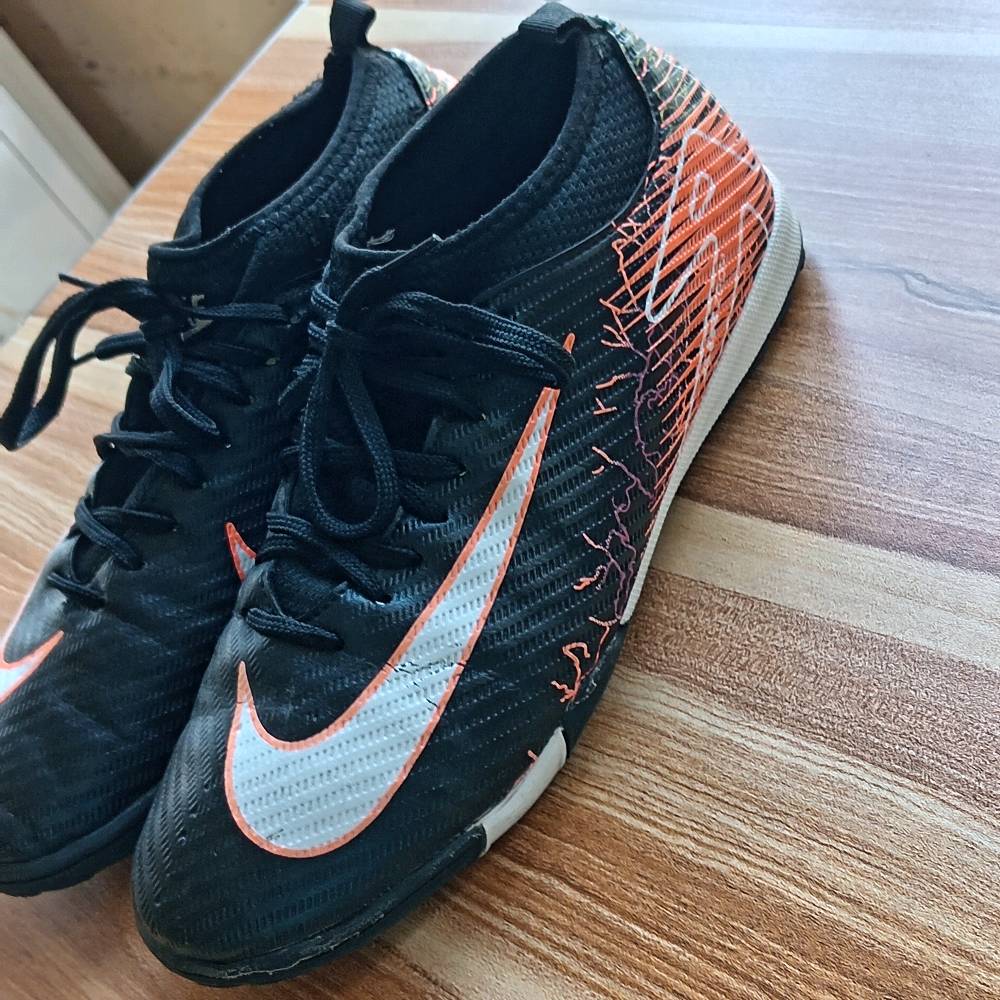 ديالى  الغالبيه
حذاء كرة قدم نوع اير زوم قياس ٤٣ خياط داخلي وخياط خارجي اصدار 2026 نص جاروب وعادي
مراوس بأي حذاء طوبه ايكون قياسه٤2 والحذاء لاعب اني بي 4لعبات
