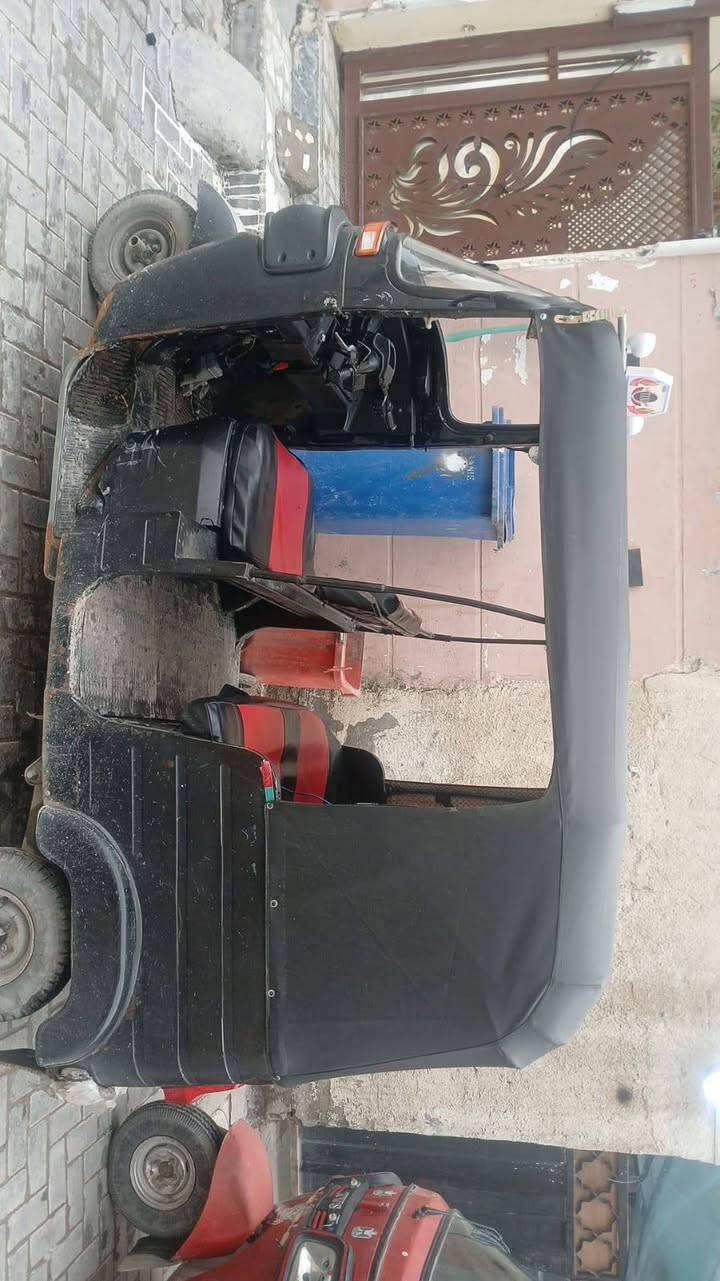 سلام عليكم عندي تكتك موديل 17شهر12داخله 18 اوراق مو رقم
سعر3500مكاني بغداد شرطه الخامسه تكتك نضيفه ***********واساب فقط
