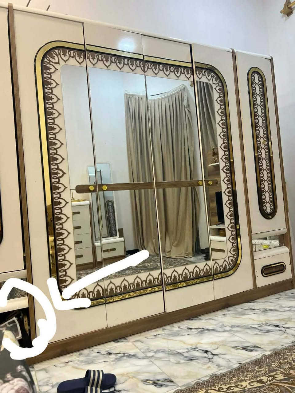 سلام عليكم غرفه تركيا 10 قطع. نضيفه وكامله مابيهه اينقص بيهه ملاحضات بسيطه بس يحتاجلهه نجار مضبوط يشدهه  سعر 750وبيهه مجال الله شاهد ماخذهه ب2وربع بس بعد الي يشتري مو مثل الي يبيع وانه خادم *********** مكاني بصره قبله
