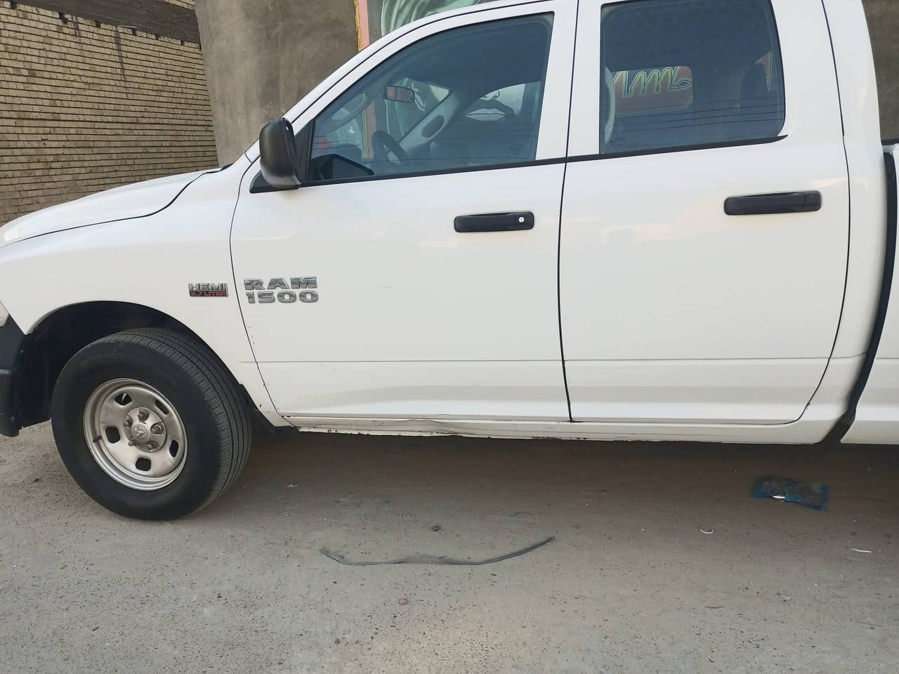 السلام عليكم 
رام موديل 18 كلاسيك حادثها چاملغ ايمن وصور الحادث مرفقة السيارة ماشية تقريباً 70 ميل رقم بغداد باسمي واي تفاصيل اني حاضر رايدها ب 170 وبيها مجال واذا اكو مراوس بلون اسود باب طويل وفرق مناسب هم عادي 
***********
