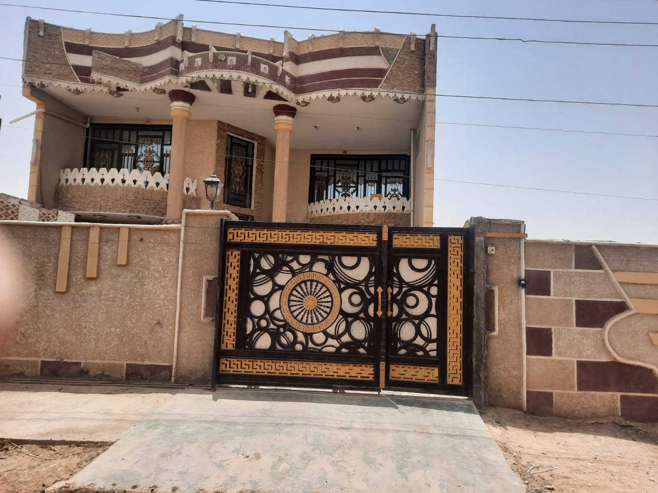 السلام عليكم 
بيت للبيع مع قطعة ارض 
سند ٣٥
المساحه نصف دونم البناء ٣٠٠متر 
بناء طابوك طابقين يحتوي الطابق الأول  على ٢غرف نوم وصاله واستقبال وحمام ومطبخ بارد وحار
والطابق الثاني ٣ غرف نوم واستقبال وحمام ومخزن 
وكذالك تواليت خارجيه وحمام خارجي 
متوفر كل الخدمات ماء كهرباء وتبليط لحد لباب بيت جاهز من كل الخدمات 
العنوان تقاطع النهروان مقابل القريه النفطيه للإستفسار 
***********
