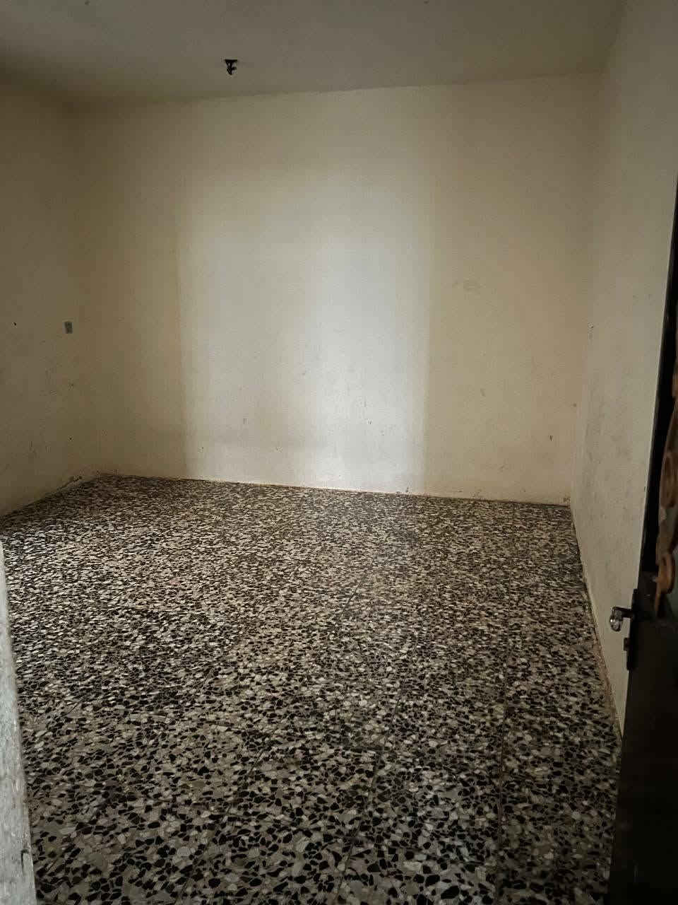 سلام عليكم بيت مساحه ٢٠٠ متر يقع في منطقة الدوانم مقابيل العبره مال الصافي طابق ونصف يحتوي على حوش وستقبال وغرفتين كبار  واجهه ١٠ ونزال ٢٠ ثامن بيت عن الشارع ٥ كيلو شارع عرضه اكثر من١٠ متر موقعه كلش حلو السعر 143 وبي مجال بسيط واي ستفسار هذا رقمي ***********l

